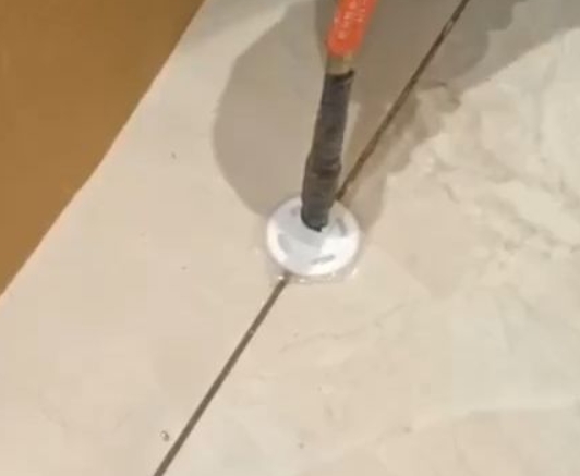 宁乡瓷砖空鼓维修公司专业解答瓷砖在铺贴过程中，如果没有涂抹均匀到位的粘结材料（如水泥砂浆或瓷砖胶），可能会导致以下问题